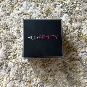 Huda beauty setting powder Banana bread
